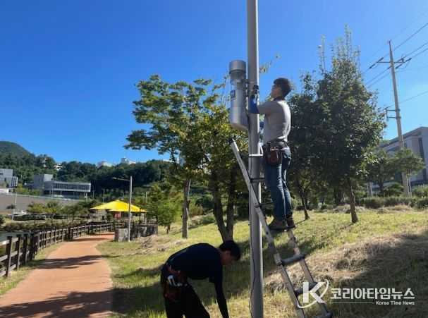 감염병 매개 모기 등 위생해충 확산 방지를 위해 친환경 유인살충기(포충기) 429개소를 일제 점검했다.