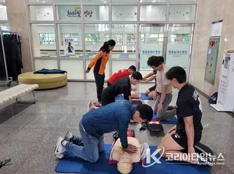 영광실내수영장 근무자들이 박애주 소방장의 지도 하에 심폐소생술 교육에 참여 중인 모습