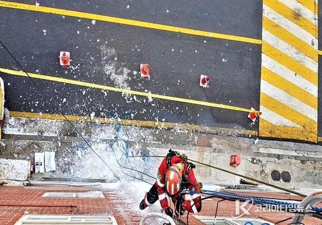 지난 겨울(2024년 초)소방관이 고드름 제거 등 안전조치를 취하고 있다.
