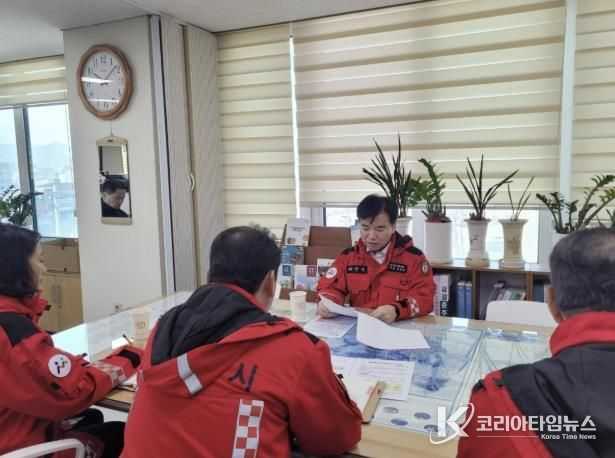 지난 23일 조일교 권한대행이 아산시 산불대응상황실을 방문하여 산불준비상황을 점검하고 있다.