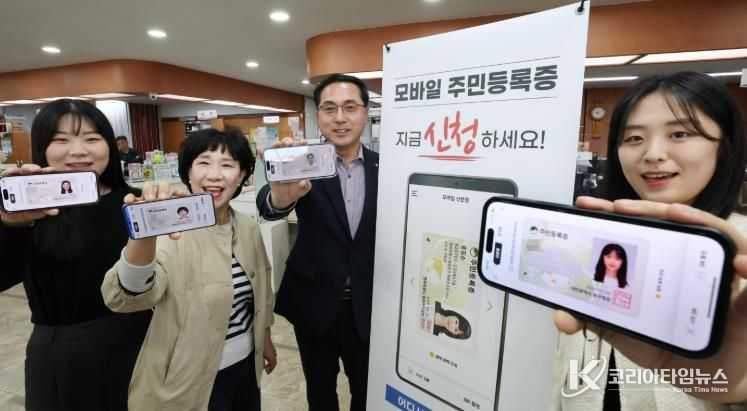 박희조 동구청장이 모바일 주민등록증 발급하고 있다.