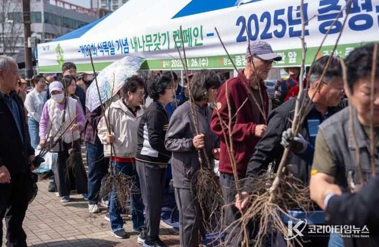 증평군립도서관 앞에서‘내 나무 갖기’캠페인 개최