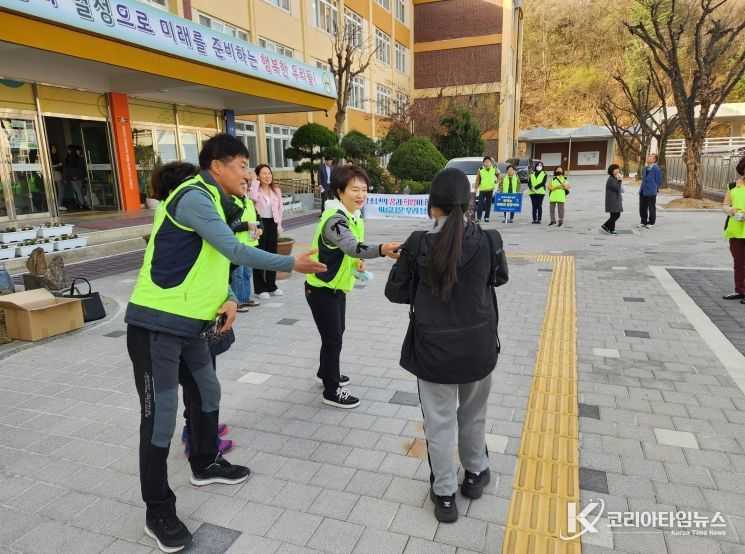 대구 남구 대명4동 청소년지도협의회 회원들이 26일 경혜여자중학교 앞에서 ‘청소년은 우리의 미래다’ 캠페인을 진행하고 있다.