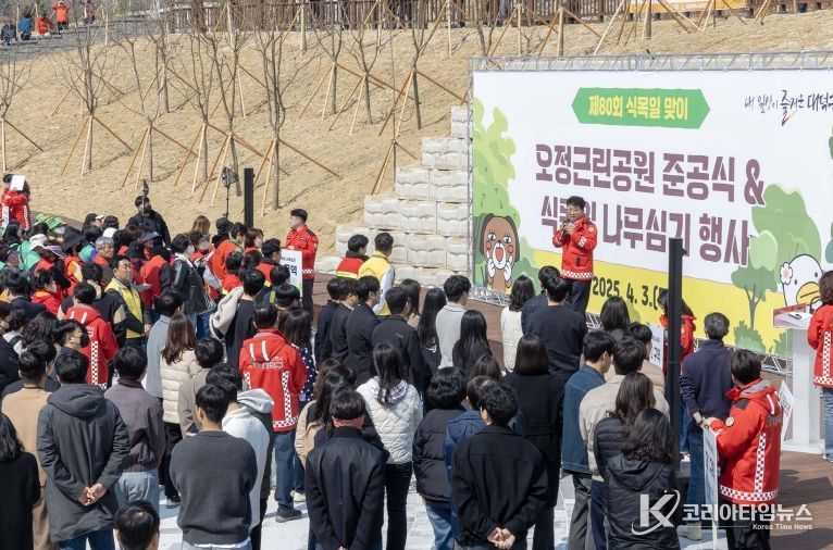 최충규 대덕구청장이 오정근린공원 준공식 및 식목일 기념 나무심기 행사에서 참가자들에게 당부를 전하고 있다.