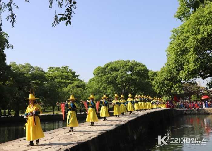 전통과 현대가 어우러진 화려한 행차