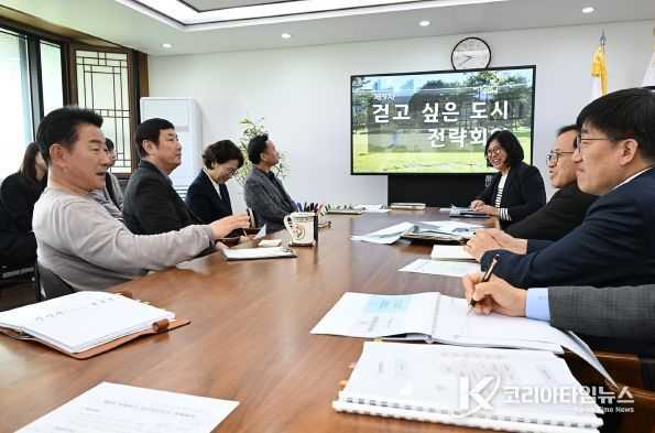 김동근 시장이 4월 10일 제9차 걷고 싶은 도시 전략회의를 진행하고 있다.