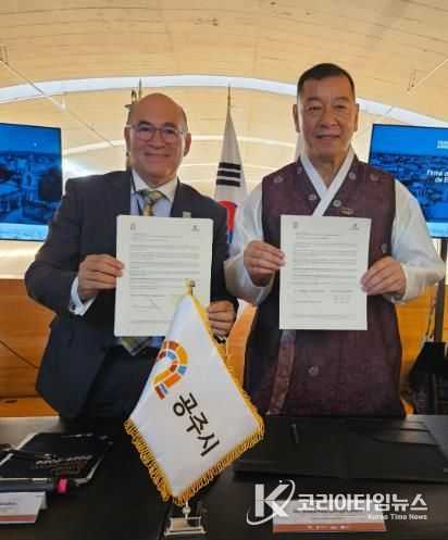 왼쪽 엔리케 산 루이스 포토시 시장, 오른쪽 최원철 시장