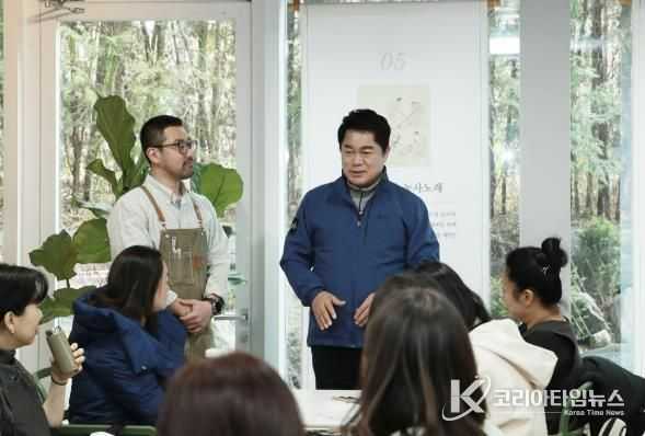 친환경 도시텃밭 개장식에서 기초농사기술 교육에 참여한 박준희 관악구청장(오른쪽)