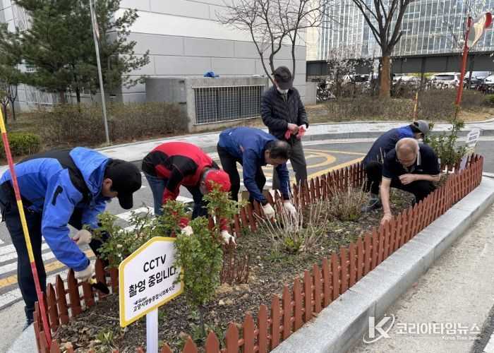 ‘마을벗'의 화단관리 활동