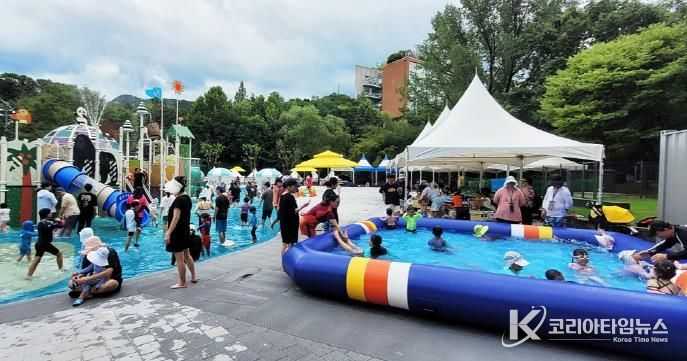 지난해 새로 개장한 관악산 어린이 물놀이장에서 아이들이 뛰어놀고 있다