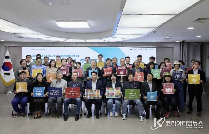 오세현 아산시장과 아산시지속협 제8기 위원들이 함께 기념 촬영을 하고 있다.