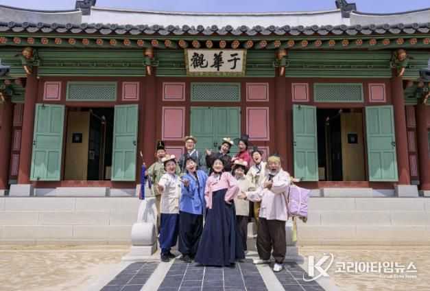 ‘주민배우와 함께하는 고궁산책’에서 연기하는 행궁동 주민 배우들의 모습.