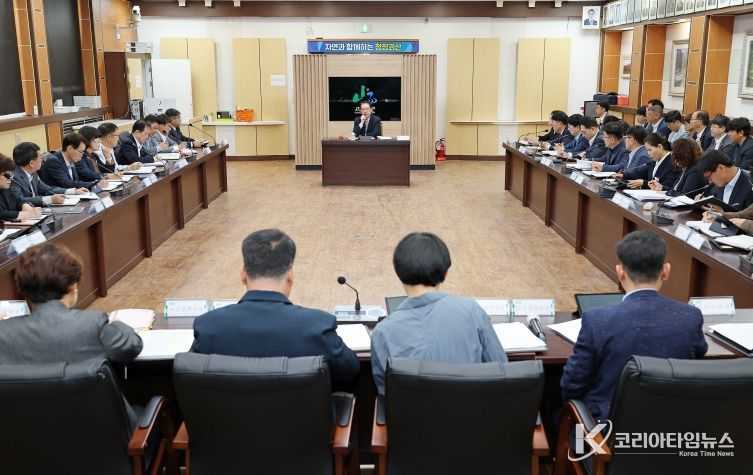 확대간부회의서 안전관리 및 영농지원 대책 강화를 주문하는 송인헌 괴산군수