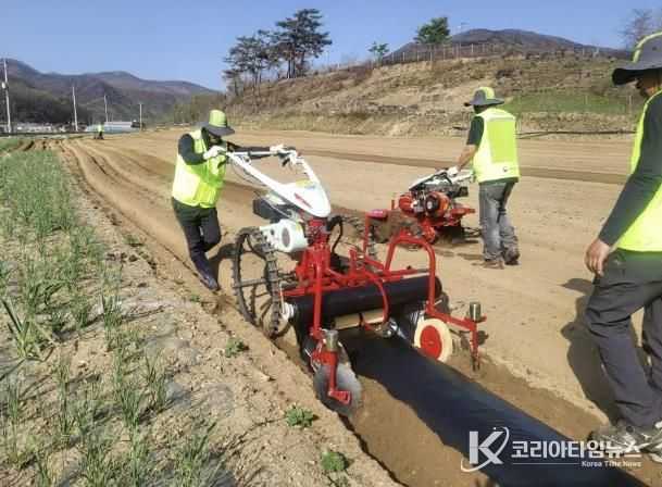 아산시가 산불피해를 입은 경북 의성군의 한 농가를 돕기 농작업 대행을 지원하는 모습