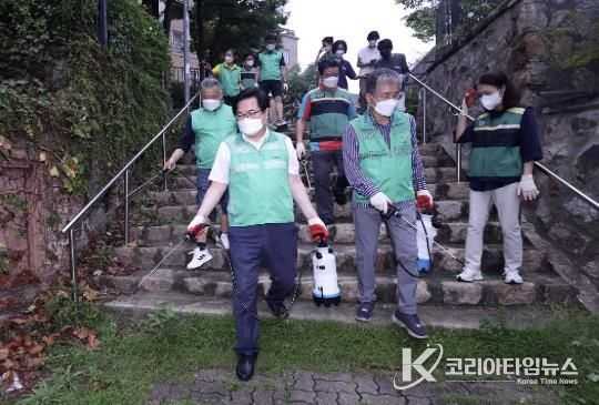 박일하 구청장이 지난해 9월 관내 상도1동 일원에서 새마을 봉사단과 방역 작업을 하고 있다.