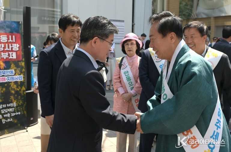 인사 나누는 김길성 중구청장(왼쪽)과 권기창 안동시장(오른쪽)