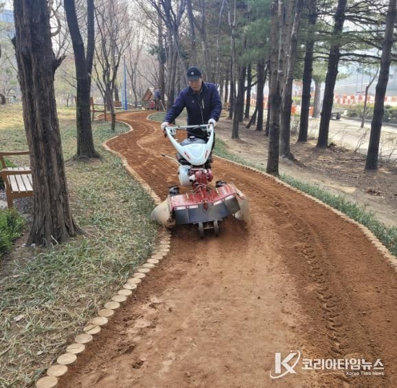 과천 에어드리공원 황톳길 관리