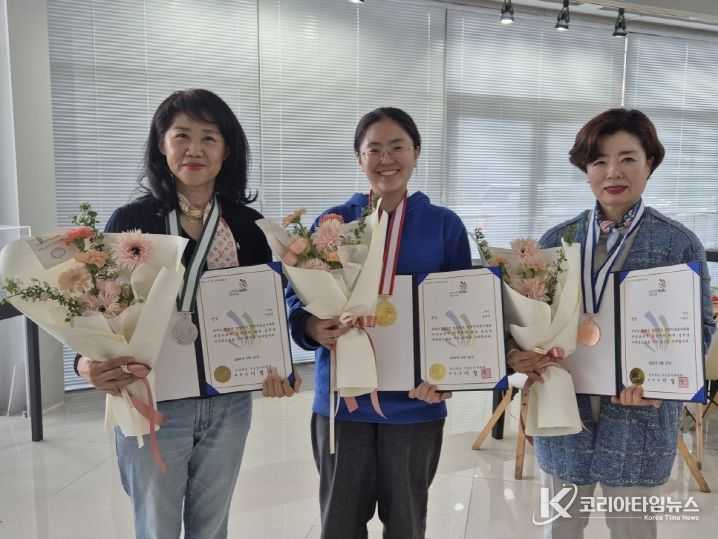 지방기능경기대회 수상자 기념사진(왼쪽부터 은상 신은경, 금상 송유진, 동상 이문숙)