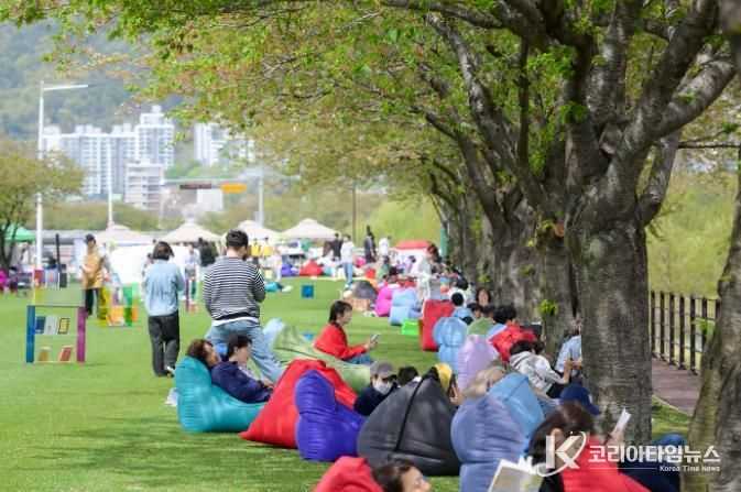 지난달 그린아일랜드 야외도서관 '책을그린정원' 행사.
