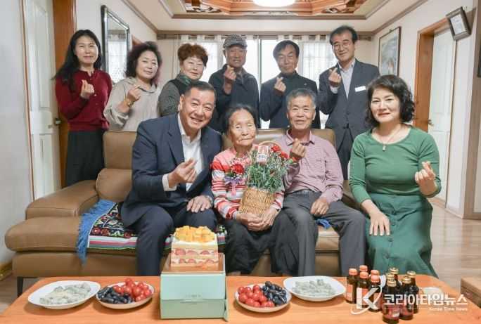 공주시, 99세 이상 어르신 54명에 꽃바구니 전달