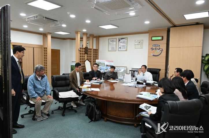 2일 서동욱 남구청장이 구청장실에서 열린 장생포 고래문화마을 체험시설 조성 착수보고회에 참석하여 회의를 주재하고 있다.
