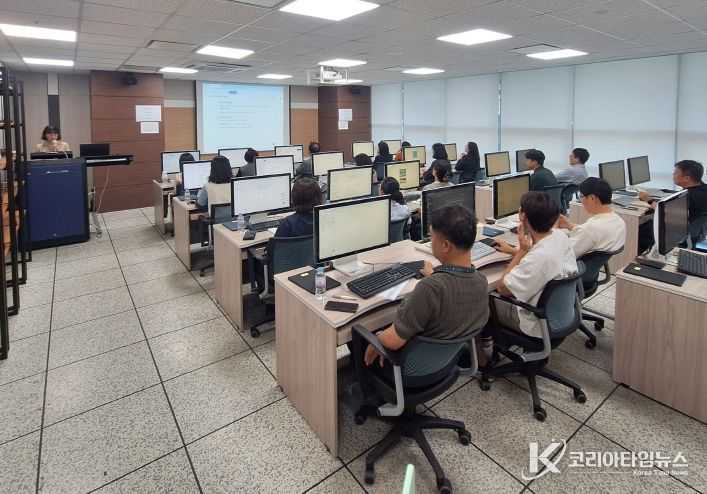 울산 울주군이 8일 군청 전산교육장에서 간부공무원을 포함한 공직자 90명을 대상으로 ‘인공지능(AI) 활용 역량강화교육’을 실시했다.