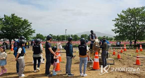 함안군 승마공원, 칠서 청보리·작약 축제 승마체험 행사 운영