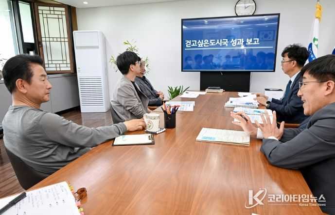 김동근 시장이 5월 13일 시장실에서 ‘제10차 걷고 싶은 도시 전략회의’를 진행하고 있다.