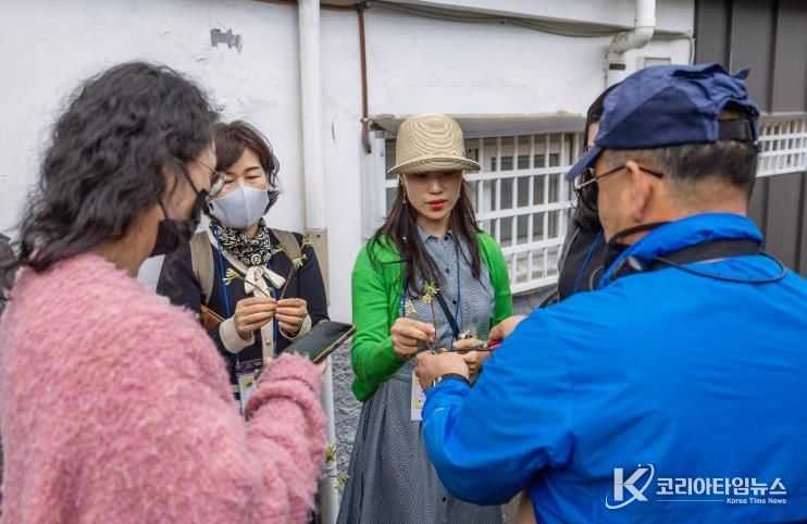 마을정원사와 식물채집하는 참가자들