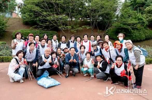 오산감돌대학 어르신들, 장미정원서 플로깅 활동 펼치며 축제 동참