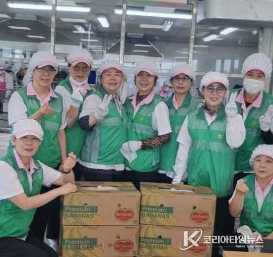 김해동부노인복지관서 어르신 급식봉사와 과일 후원