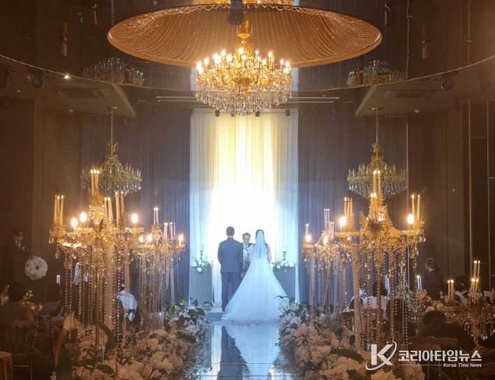 지난달 31일 ‘나만의 특별한 작은 결혼식’ 4호 커플이 티파니 웨딩홀에서 뜻깊은 예식을 올렸다.