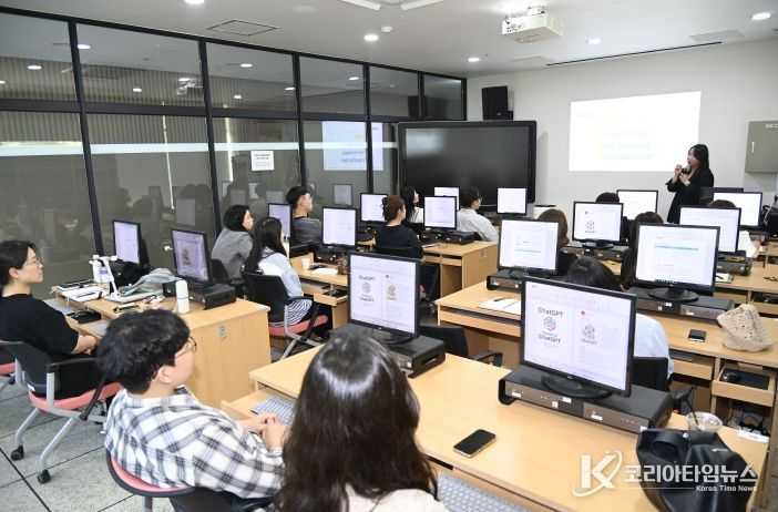 달성군 AI교육(달성군청 공무원들이 올해 처음 기획된 ‘생성형 AI 실무 활용 교육’에 참여하고 있다.)