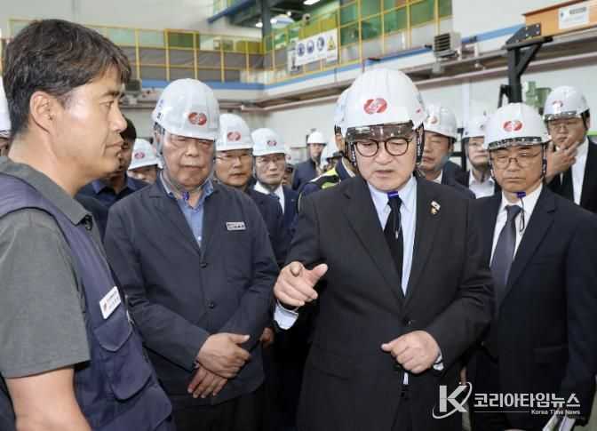 우원식 국회의장, 가세로 태안군수와 태안화력 사망사고 현장 찾아