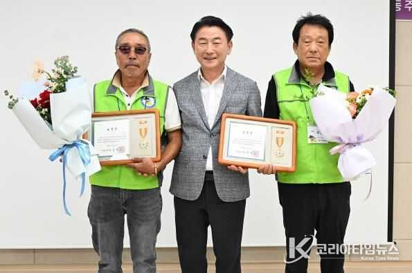 김동근 시장이 7월 25일 ‘제1회 고산동 주민총회’에서 참석자들과 기념사진을 찍고 있다.