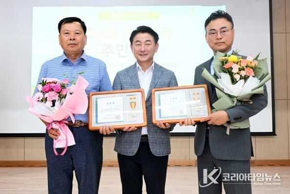 김동근 시장이 7월 25일 ‘제4회 신곡1동 주민총회’에서 주민들에게 표창장을 수여한 뒤 함께 기념사진을 찍고 있다.