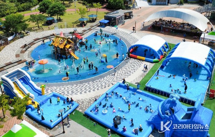 유성구 동화울수변공원 물놀이장에서 어린이와 가족 단위 방문객들이 물놀이를 즐기고 있다