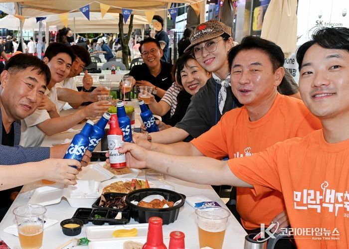 김동근 시장이 9월 5일부터 6일까지 이틀간 민락2지구 로데오거리 광장에서 열린 ‘민락맥주축제’에서 시민들과 소통하고 있다.