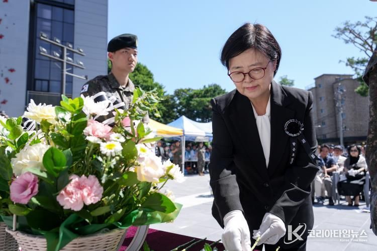 이순희 강북구청장이 11일 우이동 만남의광장에서 열린 함준호 장군 전사지비 이전 추모식에서 헌화를 하고 있다.