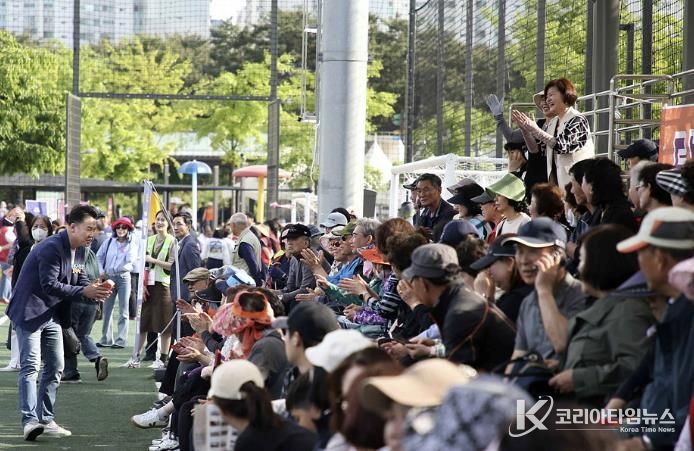 지난해 도봉구민의 날 행사에서 오언석 도봉구청장이 주민들과 인사를 나누고 있다