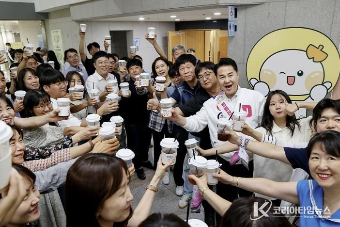 오언석 도봉구청장과 직원들이 청렴 문구가 적힌 음료 잔을 들고 사진을 찍고 있다