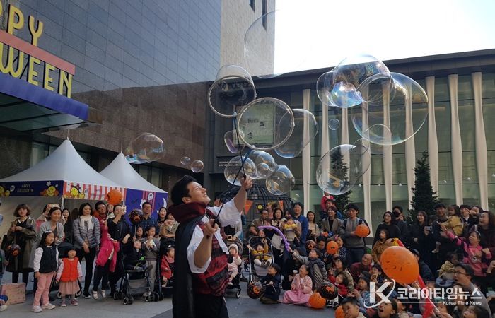 홍천군 ‘도시재생과 놀이가 만나다’꽃뫼공원 버블쇼 개최