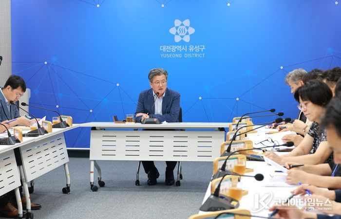 정용래 유성구청장이 15일 주간 간부회의를 주재하고 있다.