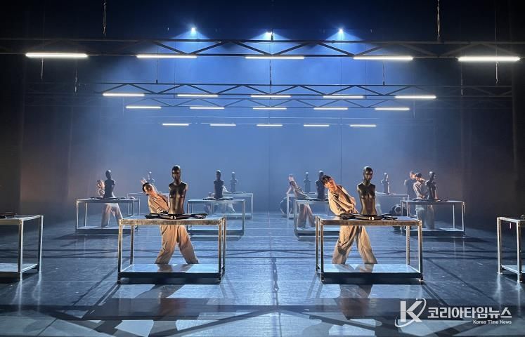 안다미로아트컴퍼니 작품 '인간공장' 리허설 장면