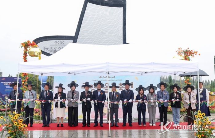 ‘2025 고양가을꽃축제’ 개막식에서 개회사 중인 이동환 고양특례시장