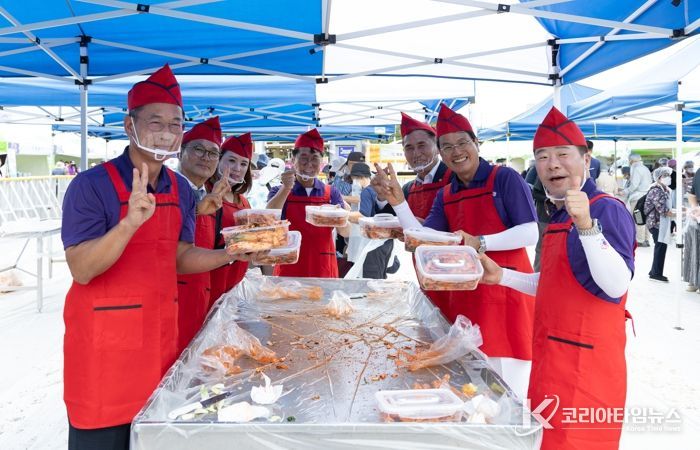 2025청양고추구기자축제에서 대형 겉절이 체험행사를 진행하고 있다.