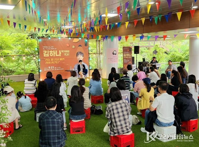 울주선바위도서관이 9월 독서의 달을 기념해 21일 야외잔디마당에서 카피라이터 ‘김하나 작가’ 초청 특별강연을 개최했다.