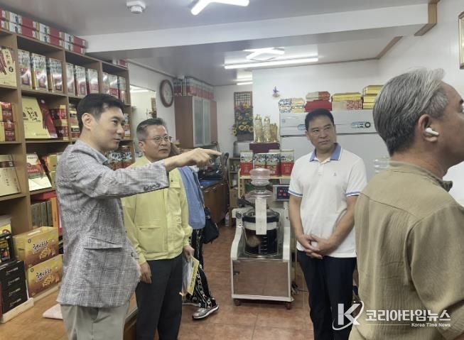 아산시 김범수 부시장이 관련기관과 합동으로 온양온천시장 안전점검을 실시하고 있다.