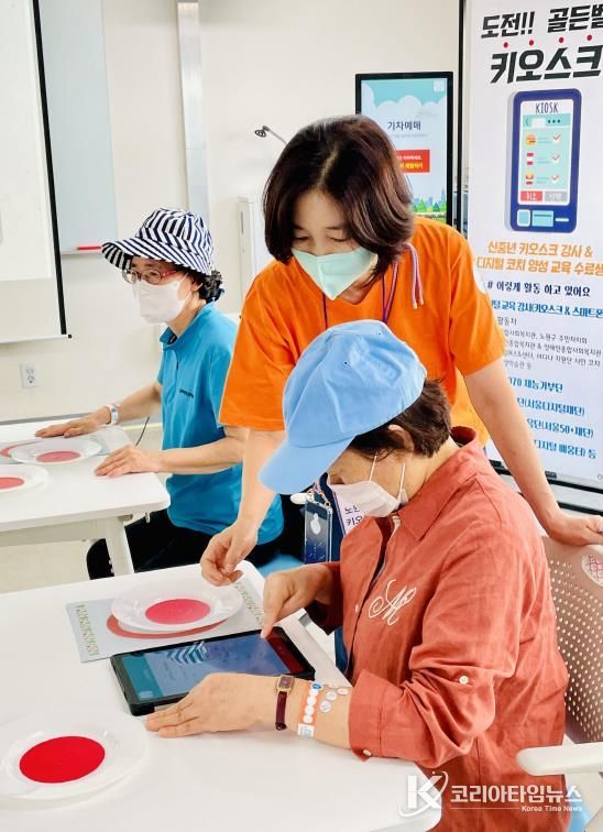 마을축제 중 진행한 ‘도전 골든벨 키오스크’ 활동 모습