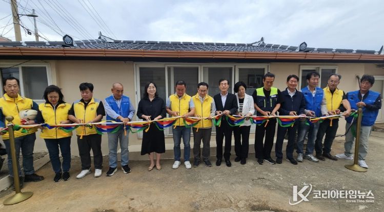 지난 19일 구룡포읍 하정리 장애인 가구에 내부 화장실 설치 등 주거 환경 개선사업을 완료 하고 커팅식을 하고 있다. 2. 나눔하우징이 기부금 전달식을 하고 있다.